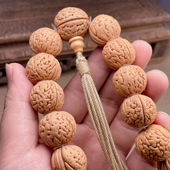 Náramok z jadier broskyne, moderný minimalistický štýl, ručne vyrobený, uvedený v jeseni 2024