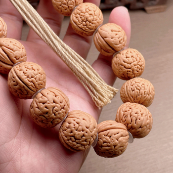 Náramok z jadier broskyne, moderný minimalistický štýl, ručne vyrobený, uvedený v jeseni 2024