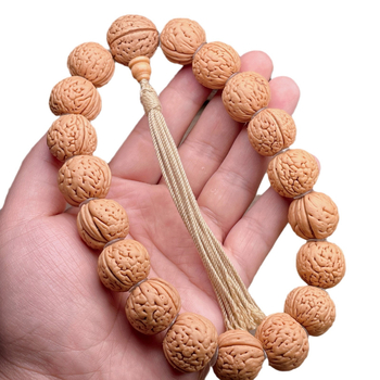 Náramok z jadier broskyne, moderný minimalistický štýl, ručne vyrobený, uvedený v jeseni 2024