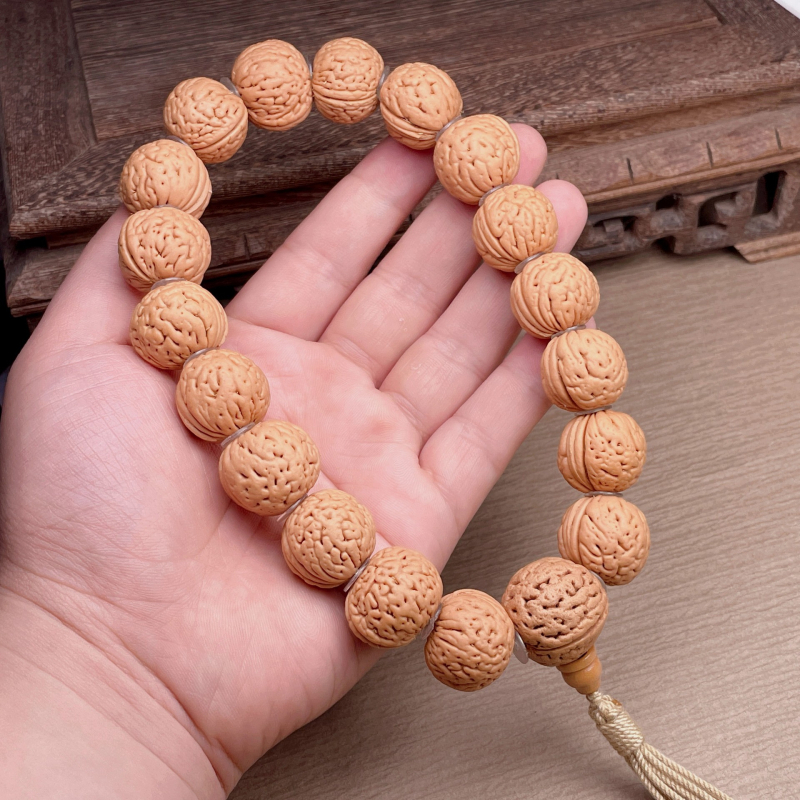 Náramok z jadier broskyne, moderný minimalistický štýl, ručne vyrobený, uvedený v jeseni 2024