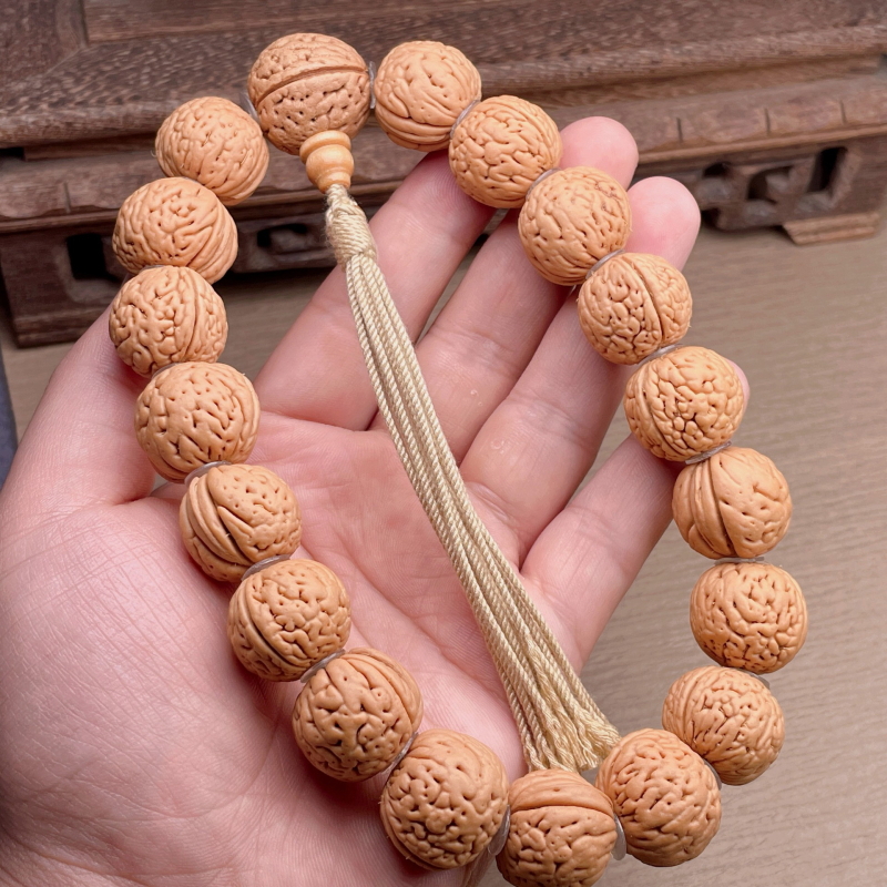 Náramok z jadier broskyne, moderný minimalistický štýl, ručne vyrobený, uvedený v jeseni 2024