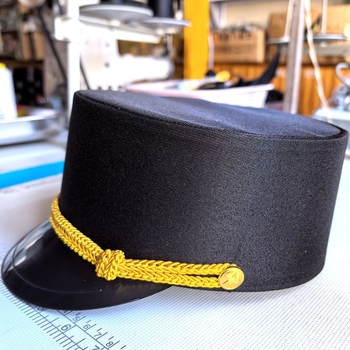 Șapcă de portar, model monocrom, bor mare, vârf în formă de cupolă, țesătură simplă, imprimare cu logo