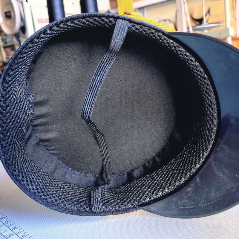 Șapcă de portar, model monocrom, bor mare, vârf în formă de cupolă, țesătură simplă, imprimare cu logo