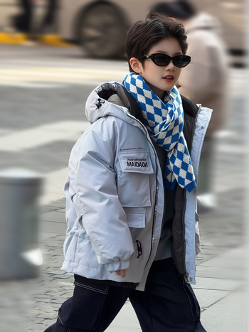 Unisex vaikiška pūkų striukė su 86–90% pūkų turiniu, gobtuvu, vidutinio ilgio užtrauktukas