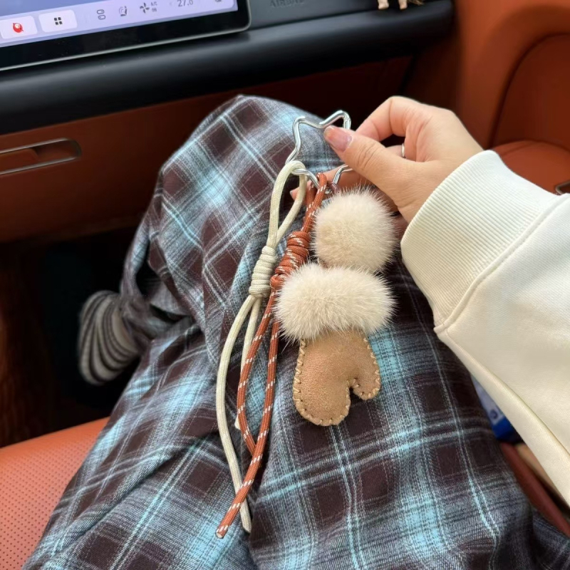 Plišani privjesak za torbu i ključeve, kuglica od mink krzna, stil MIU, ručno izrađeno, zima 2024