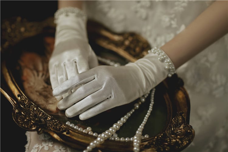 Къси ръкавици за сватбена фотосесия — сатинови и перлени, за жени, всички сезони, есен 2024