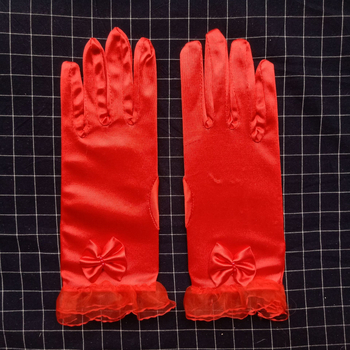 Menyasszonyi kesztyű csipke pillangó mintával – dekoratív esküvői kiegészítő nőknek