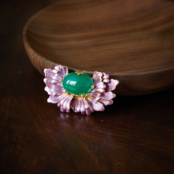 Brošna igla s motivom Begonije, chalcedon središnji kamen, pozlaćeni bakar, originalni dizajn