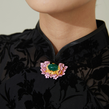 Brošna igla s motivom Begonije, chalcedon središnji kamen, pozlaćeni bakar, originalni dizajn