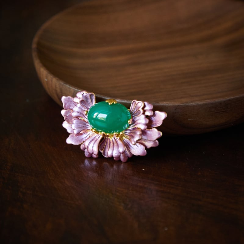 Brošna igla s motivom Begonije, chalcedon središnji kamen, pozlaćeni bakar, originalni dizajn