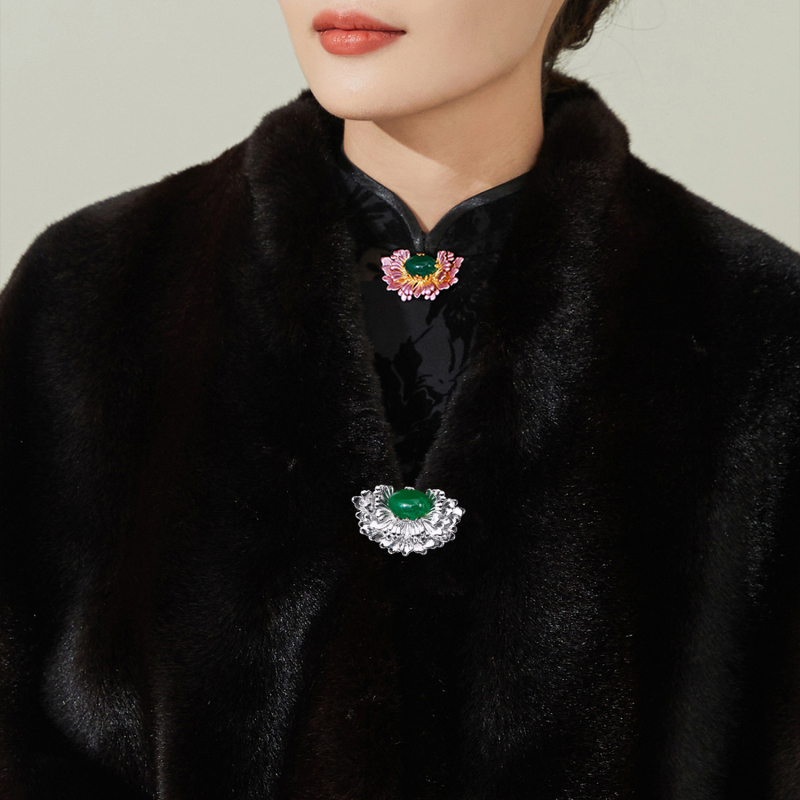 Brošna igla s motivom Begonije, chalcedon središnji kamen, pozlaćeni bakar, originalni dizajn