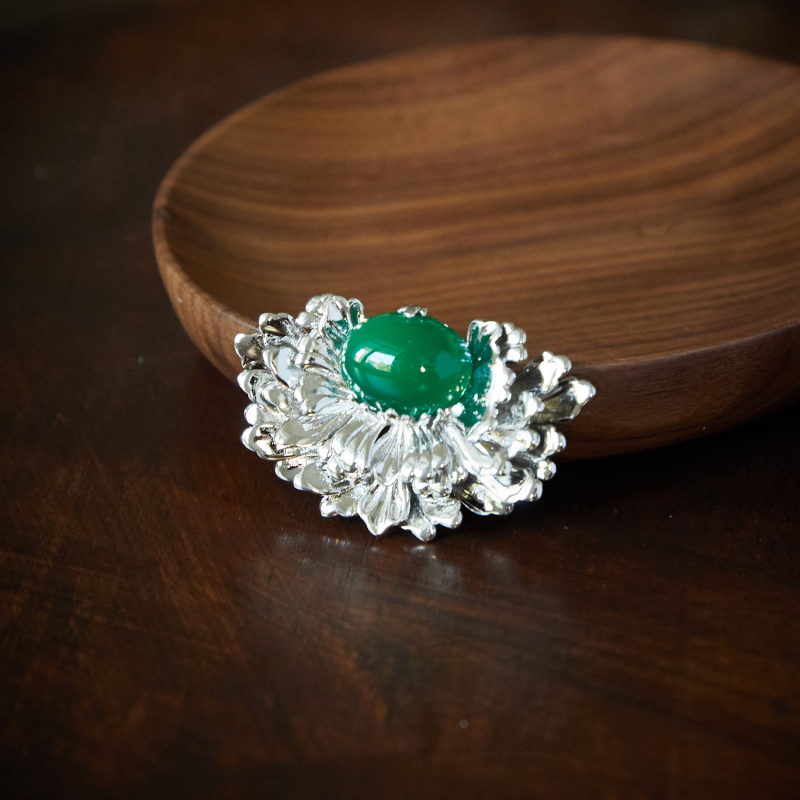 Brošna igla s motivom Begonije, chalcedon središnji kamen, pozlaćeni bakar, originalni dizajn