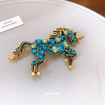 Egyszarvú köves kitűző, cinkötvözet, gyémántcsiszolás, könnyed luxus stílus, nőknek