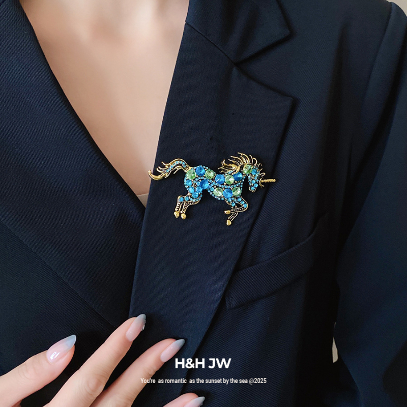 Egyszarvú köves kitűző, cinkötvözet, gyémántcsiszolás, könnyed luxus stílus, nőknek