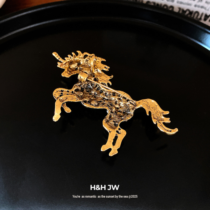 Egyszarvú köves kitűző, cinkötvözet, gyémántcsiszolás, könnyed luxus stílus, nőknek