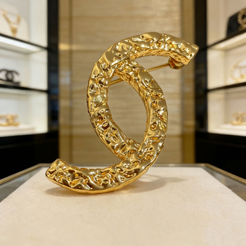 Ötvözetből készült kitűző, aranyozott beépítésű, betű alakú, stílus Fresh and Sweet, dekoratív kiegészítő