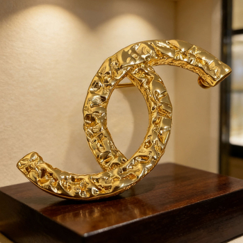 Ötvözetből készült kitűző, aranyozott beépítésű, betű alakú, stílus Fresh and Sweet, dekoratív kiegészítő