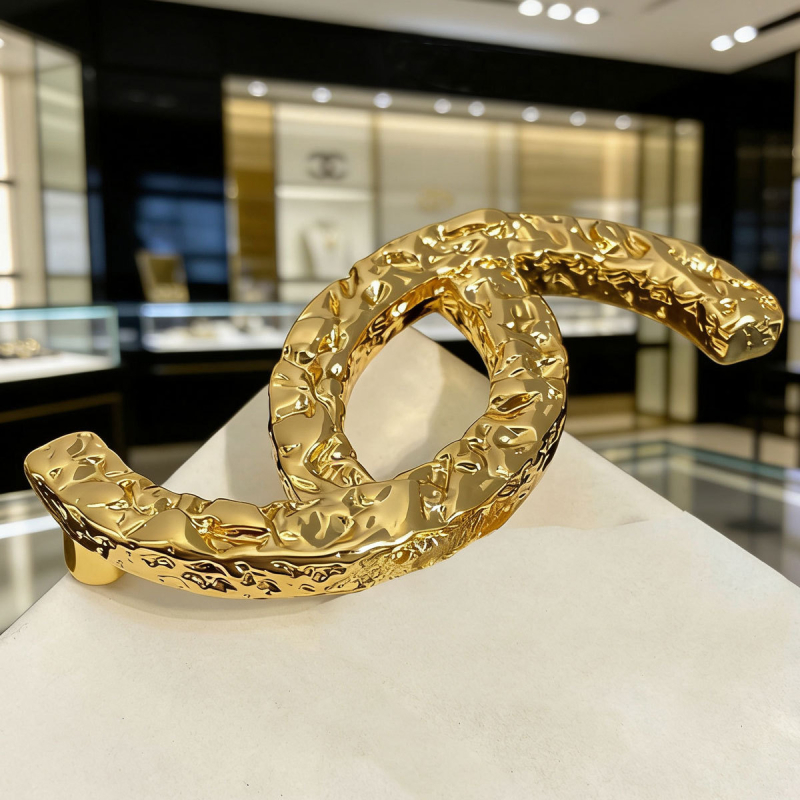 Ötvözetből készült kitűző, aranyozott beépítésű, betű alakú, stílus Fresh and Sweet, dekoratív kiegészítő