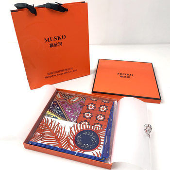 Mulke sallide aksessuaarid papist kinkekasti pakendiga, välja antud 2021. aasta suvel, sobib kõigile aastaaegadele.