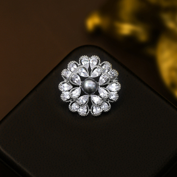 Broš s perlama u obliku tratinčice – Tiffank, elektropliranje, dekoracija i dar za žene