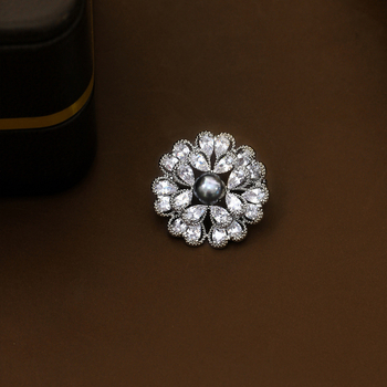 Broš s perlama u obliku tratinčice – Tiffank, elektropliranje, dekoracija i dar za žene