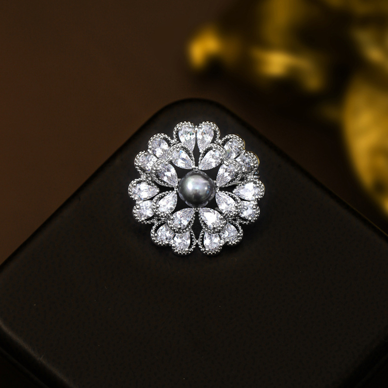 Broš s perlama u obliku tratinčice – Tiffank, elektropliranje, dekoracija i dar za žene