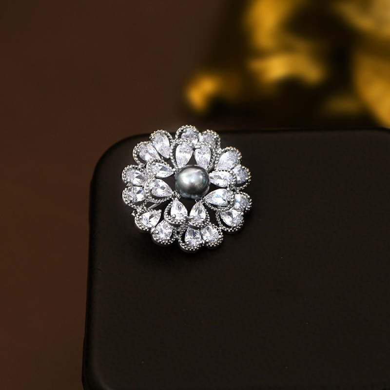 Broš s perlama u obliku tratinčice – Tiffank, elektropliranje, dekoracija i dar za žene