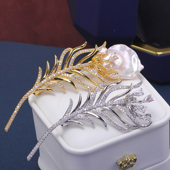 Broš s baroknim perom, bakar-zlatni premaz na leguri, model 1327355784