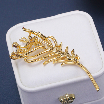 Broš s baroknim perom, bakar-zlatni premaz na leguri, model 1327355784