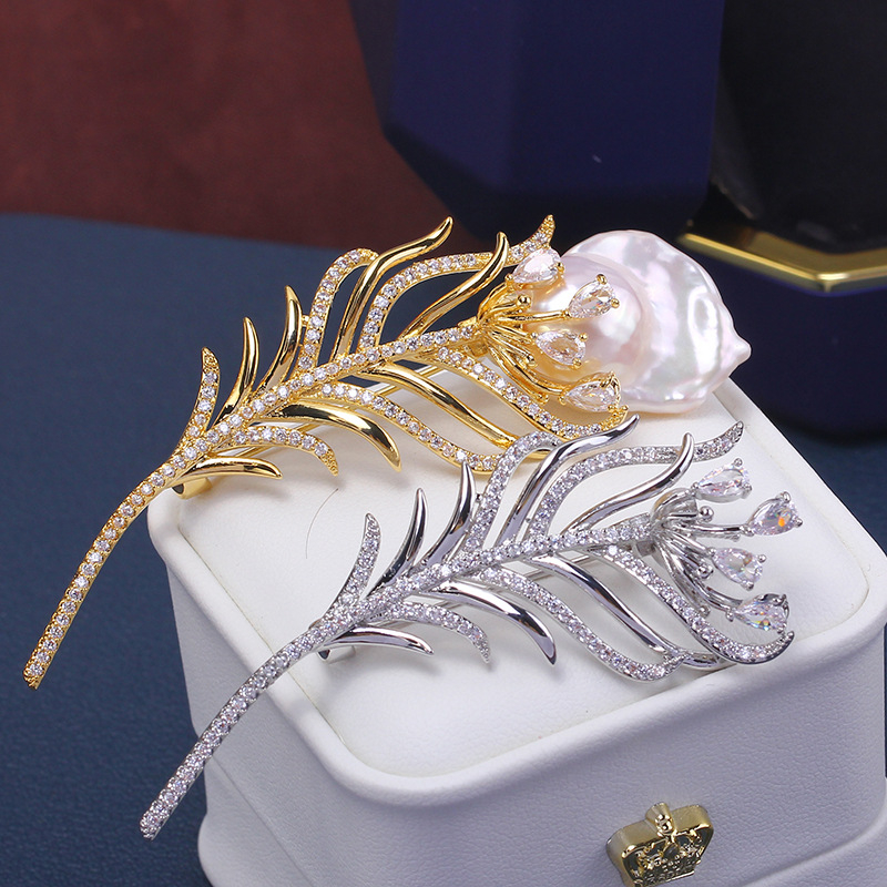 Broš s baroknim perom, bakar-zlatni premaz na leguri, model 1327355784