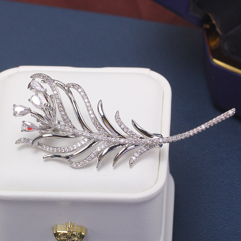 Broš s baroknim perom, bakar-zlatni premaz na leguri, model 1327355784