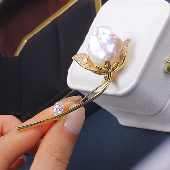 Broš s barokno oblikovanom bisernom ružom, elegantan i jednostavan dizajn, legura s postojnim srebrnim ili pozlatom, model: cvijet, stil: Fashion OL