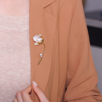 Broš s barokno oblikovanom bisernom ružom, elegantan i jednostavan dizajn, legura s postojnim srebrnim ili pozlatom, model: cvijet, stil: Fashion OL