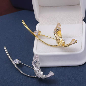 Broš s barokno oblikovanom bisernom ružom, elegantan i jednostavan dizajn, legura s postojnim srebrnim ili pozlatom, model: cvijet, stil: Fashion OL