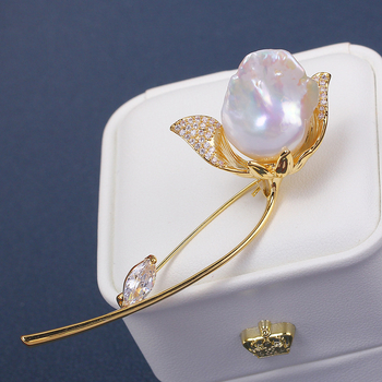 Broš s barokno oblikovanom bisernom ružom, elegantan i jednostavan dizajn, legura s postojnim srebrnim ili pozlatom, model: cvijet, stil: Fashion OL