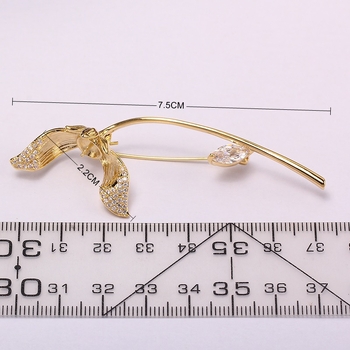 Broš s barokno oblikovanom bisernom ružom, elegantan i jednostavan dizajn, legura s postojnim srebrnim ili pozlatom, model: cvijet, stil: Fashion OL