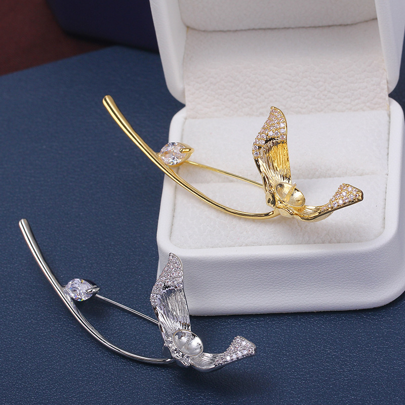 Broš s barokno oblikovanom bisernom ružom, elegantan i jednostavan dizajn, legura s postojnim srebrnim ili pozlatom, model: cvijet, stil: Fashion OL