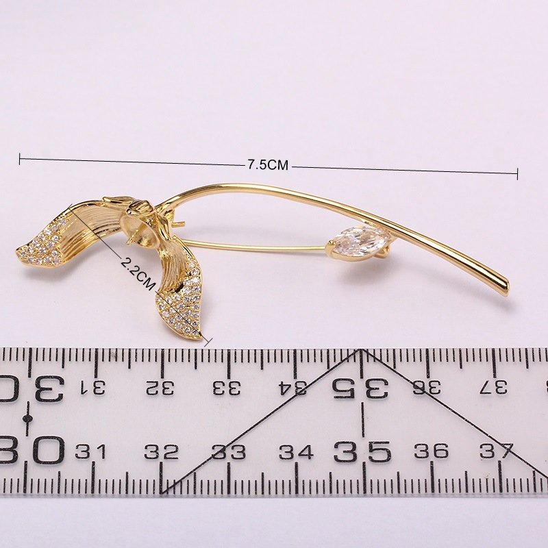 Broš s barokno oblikovanom bisernom ružom, elegantan i jednostavan dizajn, legura s postojnim srebrnim ili pozlatom, model: cvijet, stil: Fashion OL