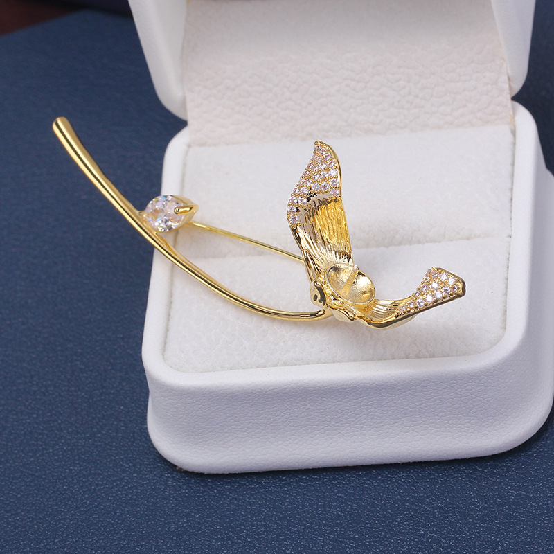 Broš s barokno oblikovanom bisernom ružom, elegantan i jednostavan dizajn, legura s postojnim srebrnim ili pozlatom, model: cvijet, stil: Fashion OL