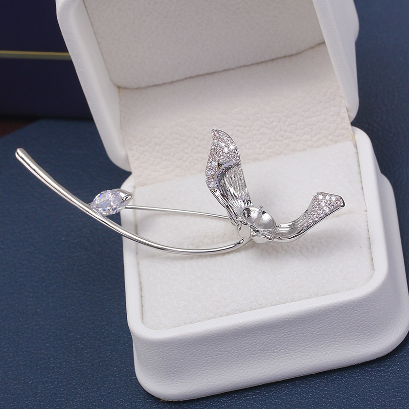 Broš s barokno oblikovanom bisernom ružom, elegantan i jednostavan dizajn, legura s postojnim srebrnim ili pozlatom, model: cvijet, stil: Fashion OL