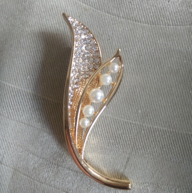 Női ötvözetű kitűző, levél mintával, elektrolit bevonattal, modell xz-9-18, őszi 2024