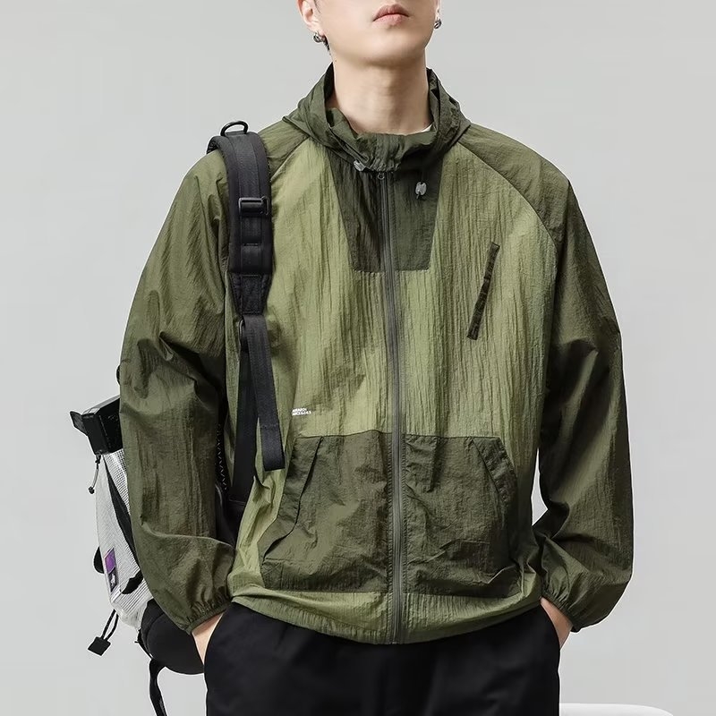 Παλτό με κουκούλα σε ιαπωνικό στυλ, αντίθεση ραφών και εκτύπωσης, φαρρύ κόψιμο για καλοκαίρι