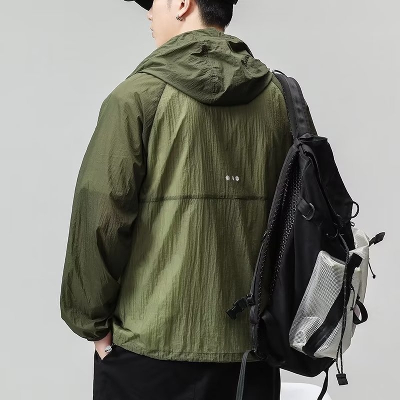 Παλτό με κουκούλα σε ιαπωνικό στυλ, αντίθεση ραφών και εκτύπωσης, φαρρύ κόψιμο για καλοκαίρι