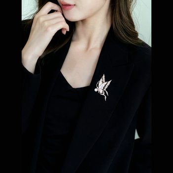 Bakrena leptirova broš na odjeću, umetnuta prirodna školjka, čvrsti iglični mehanizam, elegantan dizajn