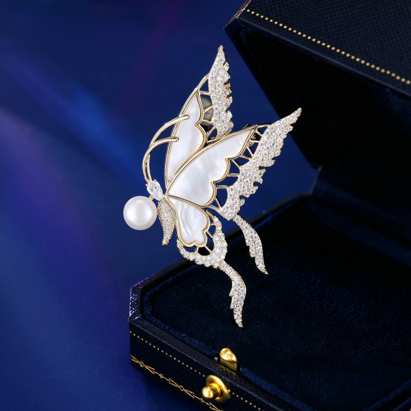 Bakrena leptirova broš na odjeću, umetnuta prirodna školjka, čvrsti iglični mehanizam, elegantan dizajn