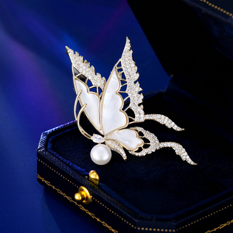 Bakrena leptirova broš na odjeću, umetnuta prirodna školjka, čvrsti iglični mehanizam, elegantan dizajn