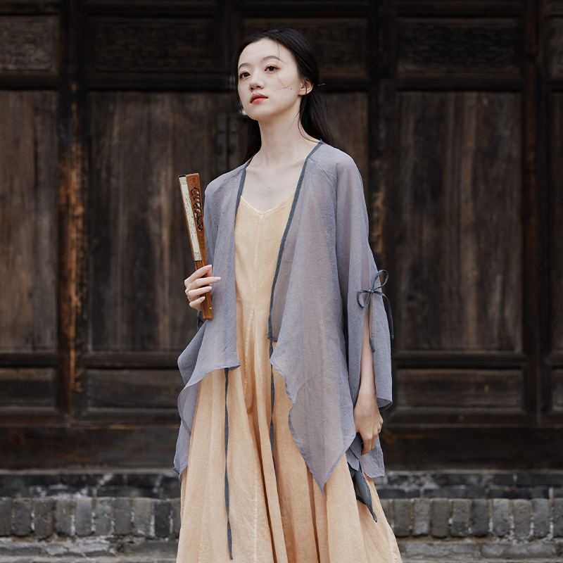 Ζακέτα προστασίας από τον ήλιο με ακανόνιστο κόψιμο και δέσιμο με κορδόνι σε κεκλιμένη πλάκα, πολυεστέρας ≥95%, UPF30+, μανίκι σε σχήμα φύλλου λωτού, μεσαίο μήκος 65–80 cm