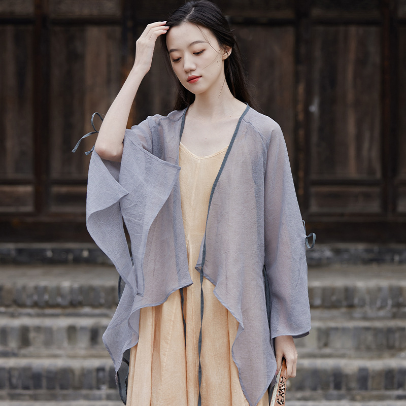 Ζακέτα προστασίας από τον ήλιο με ακανόνιστο κόψιμο και δέσιμο με κορδόνι σε κεκλιμένη πλάκα, πολυεστέρας ≥95%, UPF30+, μανίκι σε σχήμα φύλλου λωτού, μεσαίο μήκος 65–80 cm