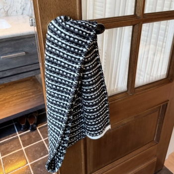 Двустранен вълнен шал с райета, тъкан чрез warp техника, зимна топлина