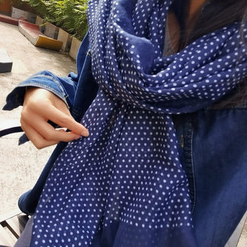 Kvadratni šal od pamuka i lana s točkastim uzorkom, vintage-literarni retro stil, proljeće 2025